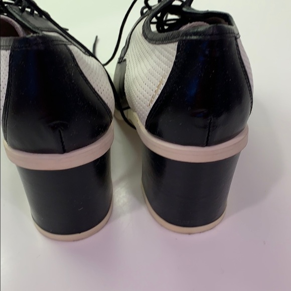 Black/White open toe oxford style with chunky heel - Picture 7 of 8
